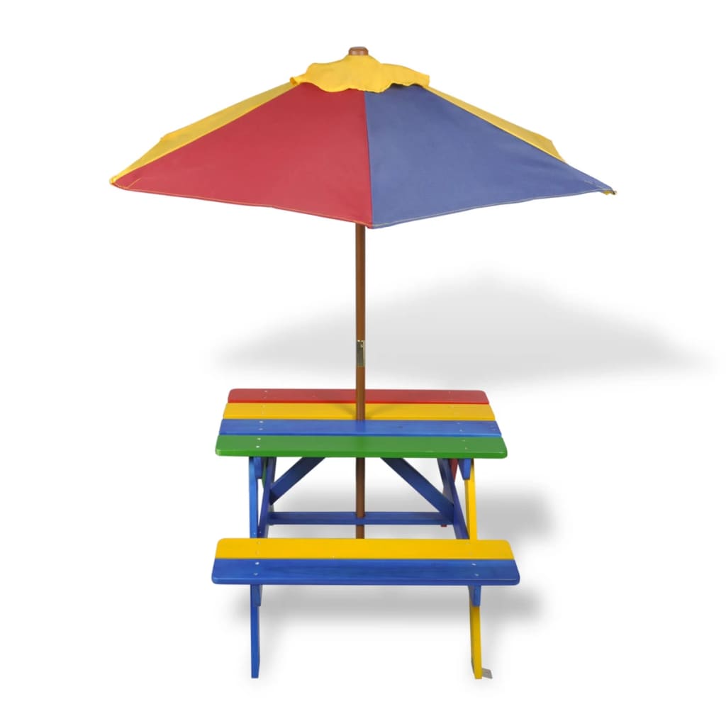 Lasten piknikpöytä penkeillä ja aurinkovarjolla monivärinen puu